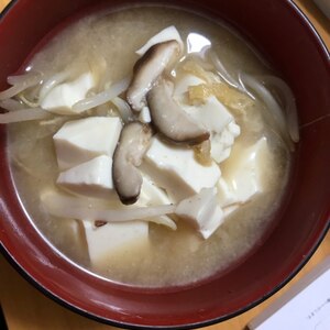豆腐と焼き麩椎茸の味噌汁